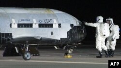 Америкалық әскерилер X-37B шаттлын тексеріп жатыр. (Көрнекі сурет).