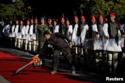 Красная ковровая дорожка к приезду Эрдогана в Афины.