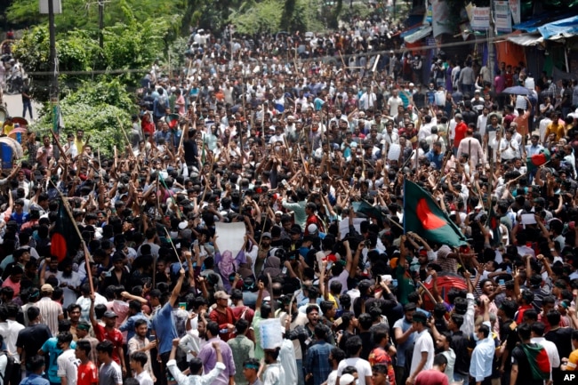 Njerëzit marrin pjesë në një protestë kundër kryeministres Sheikh Hasina dhe Qeverisë së saj. duke kërkuar drejtësi për viktimat e protestave të përgjakshme në Daka, Bangaldesh, 4 gusht 2024.