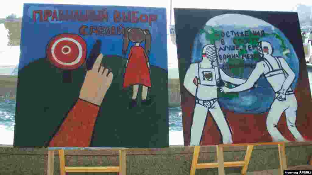 В это же время на набережной Ялты выставили работы детей на тему &laquo;Спорт против насилия и террора&raquo;