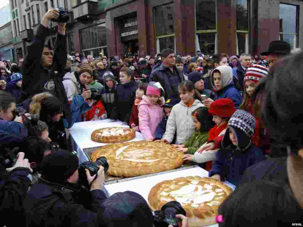 FOTO: Vesna Anđić - Podela Božićne česnice u Beogradu