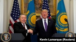 Қазақстан президенті Нұрсұлтан Назарбаев (сол жақта) АҚШ президенті Дональд Трамппен Ақ үйдің Рузвельт залында қол алысып тұр. Вашингтон, 16 қаңтар 2018 жыл.