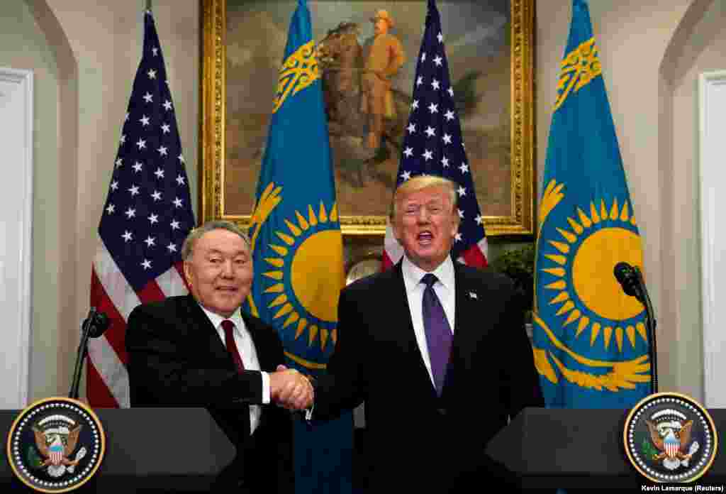 В завершение брифинга Назарбаев сказал: &quot;Поздравляю вас с рождением девятого внука, господин президент. Я хочу вам сказать, в прошлом году у меня родился десятый&quot;.