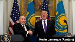 Президент Казахстана Нурсултан Назарбаев (слева) и президент США Дональд Трамп обмениваются рукопожатиями. Вашингтон, 16 января 2018 года.