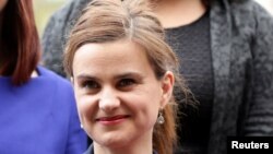 Jo Cox fotografiată la Westminster în 2015