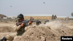 جنود عراقيون يتدربون مع فريق عسكري أميركي في معسكر التاجي - 2 حزيران 2015
