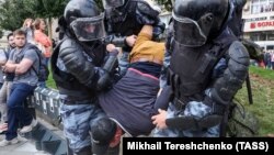Ռուսաստան - Ոստիկանությունը ձերբակալում է ցուցարարին, Մոսկվա, 3-ը օգոստոսի, 2019թ․
