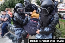 Задержания участников акции на Пушкинской площади 3 августа