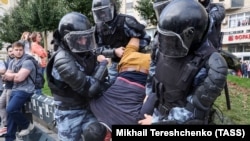 Poliția reținând un protestar pro-Opoziție în Moscova- 3 august 2019