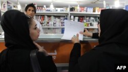 بنیاد امور بیماری‌های خاص در ایران پیشتر گفته بود که امکان دارد به موجب تحریم‌ها، در آینده نزدیک برخی کارخانه‌های داروسازی تعطیل شوند.