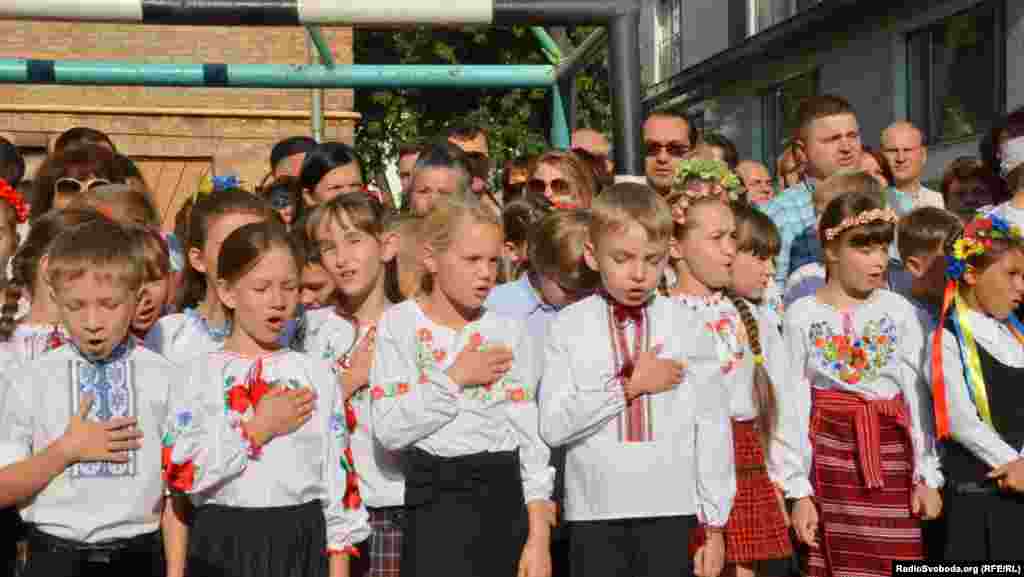 Виконання державного гімну на урочистій лінійці