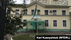 Здание дипломатического представительства Узбекистана в Казахстане. Алматы. 3 сентября 2016 года.