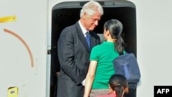 Ish-presidenti i SHBA-ve, Bill Clinton, me gazetaret e liruara, Laura Ling dhe Euna Li, 5 gusht '09. 
