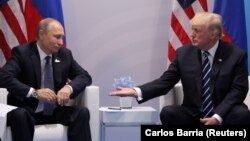 АҚШ президенті Дональд Трамп пен Ресей президенті Владимир Путин. Гамбург, 7 шілде 2017 жыл. 