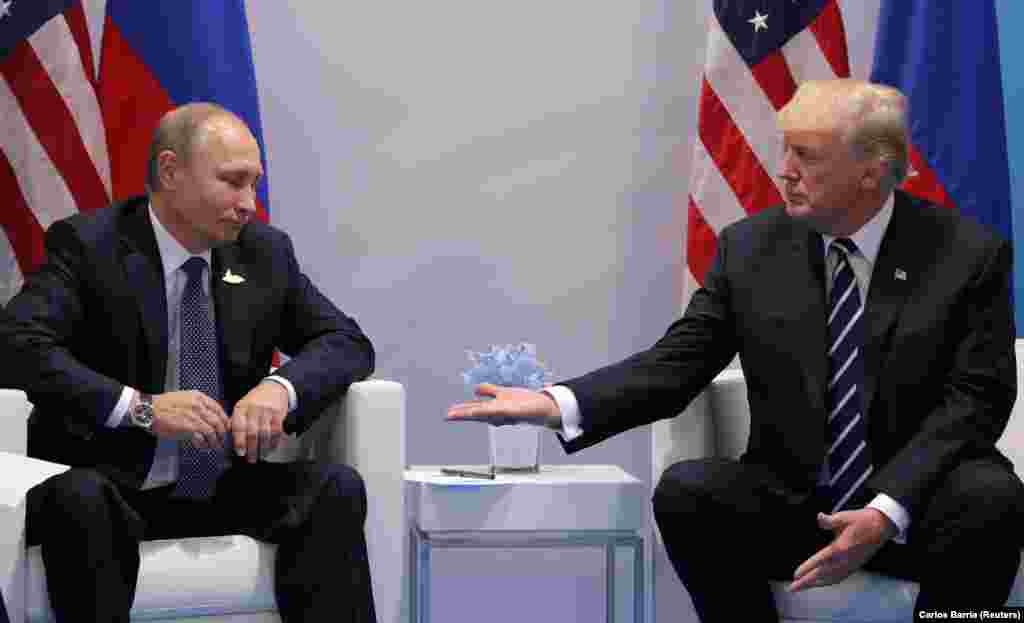 Russian President Vladimir Putin meets U.S. President Donald Trump during their first meeting, at the G20 summit in Hamburg, Germany, July 7, 2017. (Reuters/Carlos Barria) 