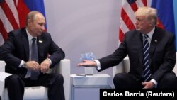 Президент США Дональд Трамп і президент Росії Володимир Путін під час зустрічі в рамках на саміту G20 у Гамбурзі, 7 липня 2017 року