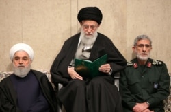 Иранның жоғары билеушісі аятолла Әли Хаменеи (ортада), Иран президенті Хасан Роухани (сол жақта) және "Құдс" күштерінің жаңа басшысы Исмаил Каани генерал Касем Сүлейманиді жерлегеннен кейін азалы жиында отыр. 9 қаңтар 2020 жыл.