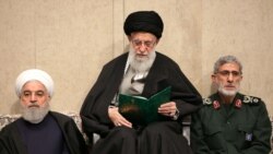 Верховный лидер Ирана аятолла Али Хаменеи (в центре), президент Ирана Хасан Роухани (слева) и глава сил «Кудс» Исмаил Каани на траурной церемонии после похорон убитого генерала Касема Сулеймани. 9 января 2020 года.