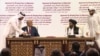 АКШнын атайын өкүлү Залмай Халилзад (солдо) жана «Талибан» кыймылынын саясий жетекчиси Абдул Гани Бахадыр (оңдо). Доха, 29-февраль, 2020-жыл