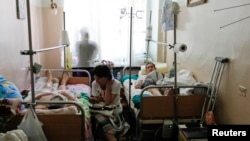 Արևելյան շրջաններում տեղի ունեցող մարտերում տուժած ուկրաինացի զինծառայողները բուժօգնություն են ստանում պաշտպանության նախարարրության զինվորական հոսպիտալում, Կիև,13-ը հունիսի, 2014թ. 