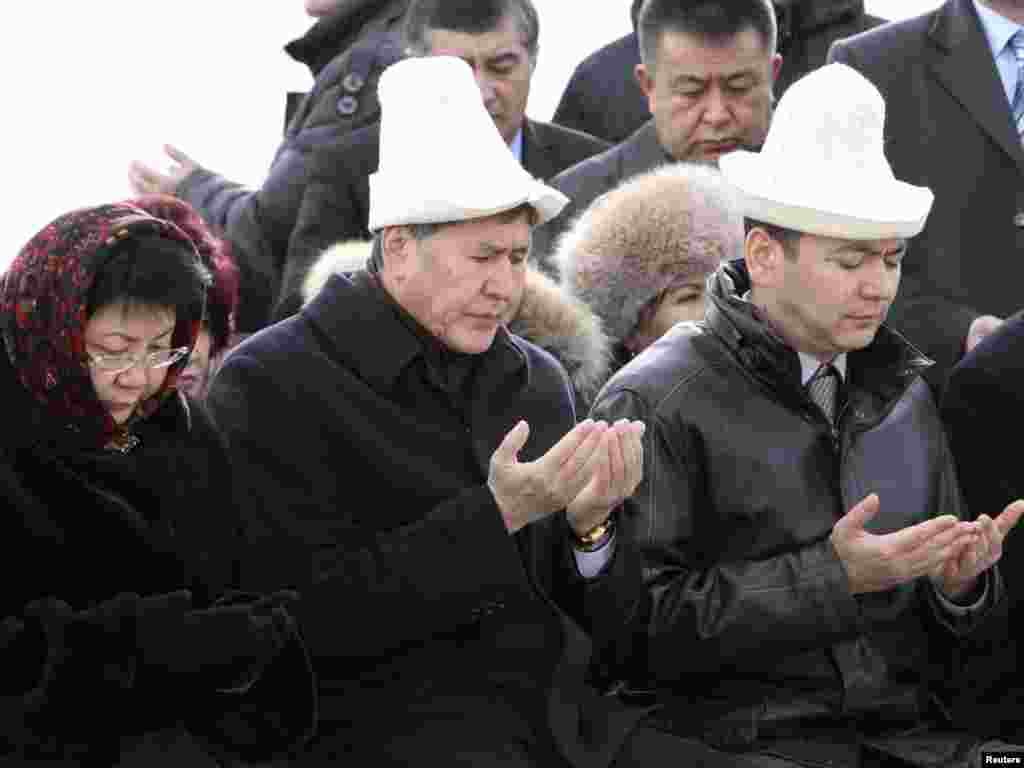 Роза Отунбаева и Алмазбек Атамбаева на поминальной церемонии памяти апрельских героев, Бишкек, ноябрь, 2011.