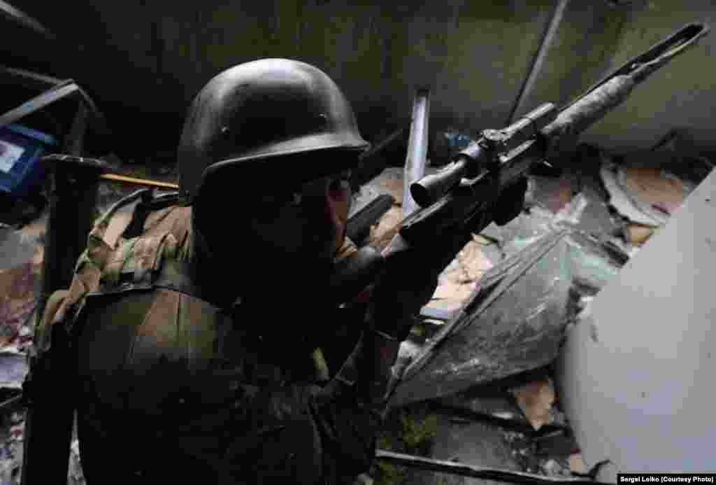 Ұрыс алаңында мерт болған танкистің сүйегін үйіне жіберу үшін басын бәйгеге тіккен бұл жігіттің есімі – Славик. Ешкім айтпаса да, марқұмның денесін оқ пен оттың ортасынан алып шығуға өзі сұранып шыққан ол мәйіт тиеген көлікті жөнелткен соң әуежайды қорғауға қалды.