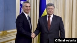 Президент України Петро Порошенко та генеральний секретар НАТО Єнс Столтенберґ (ліворуч). Київ, 10 липня 2017 року