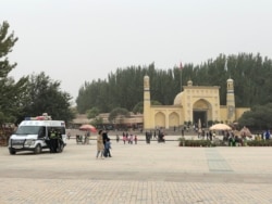 Полицейская машина перед мечетью Ид Ках в Кашгаре