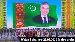 Türkmenistan COVID-19 global pandemiýanyň fonunda köp sanly adamyň gatnaşmagynda köpçülikleýin dabaralary geçirmegi dowam etdirýär. 29-njy iýun, 2020-nji ýyl. 