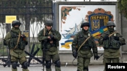 Российские солдаты на улицах Симферополя, 28 февраля 2014 года