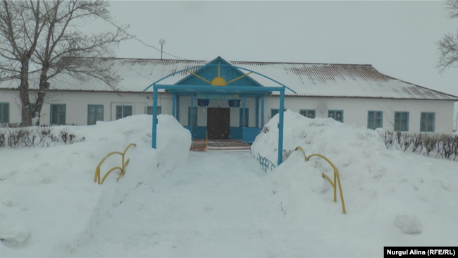 Школа в селе Старобелка, где работал Нурбол Онерхан.