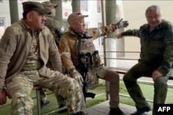 Яўген Прыгожын (у цэнтры) падчас размовы з генэрал-лейтэнантам Уладзімірам Аляксеевым (справа) і намесьнікам міністра абароны РФ Юнус-Бекам Еўкуравым (зьлева) у штабе Паўднёвай ваеннай акругі ў Растове-на-Доне, 24 чэрвеня 2023 году