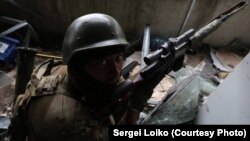 Ukrainian əsgərləri Donsetsk aeroportunda rusiyameylli separatçılarla döyüşür, 19 oktyabr 2014