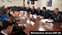 Delegacije BiH (desno) i SAD-a (lijevo) na sastanku u Washingtonu, 14. 4. 2026.