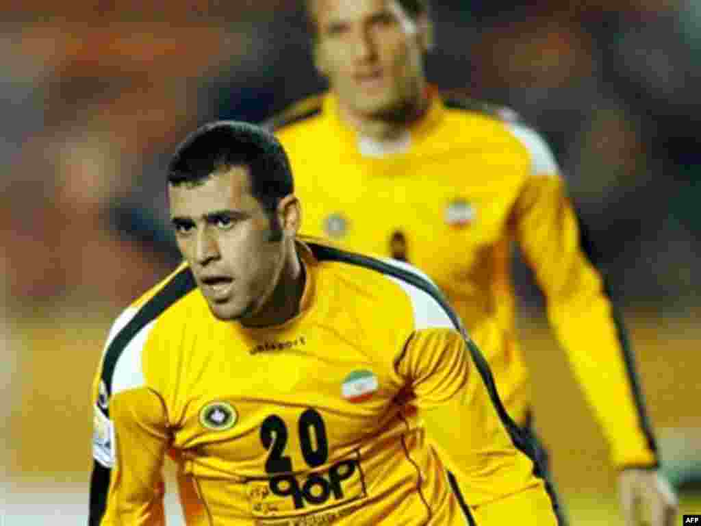 Токио, 7 декабр - Имод Муҳаммад, ҳамлагари дастаи эронии "Сипаҳон" аз голи нахустини худ ба дарвозаи "Вайтакер Юнайтед" (Зеландияи Нав) дар бозиҳои Ҷоми ҷаҳонии футбол миёни дастаҳо шодӣ дорад. Дар ин бозӣ эрониҳо бо ҳисоби ду бар сифр пирӯз омаданд.