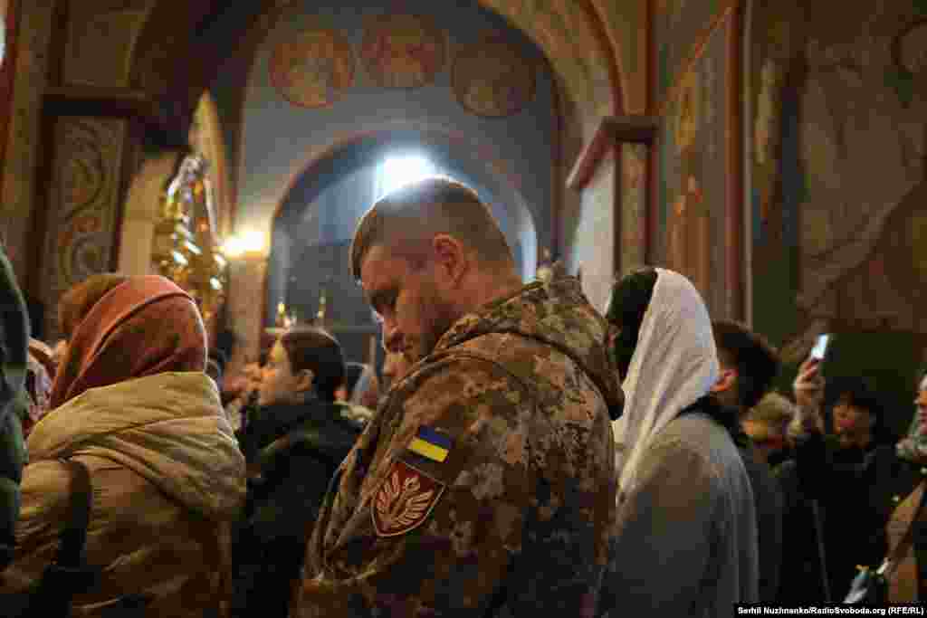 Напевно, лише в Україні до церкви ходить стільки військових. Принаймні, ми маємо змогу бачити, що це – наші захисники, бо вони у формі, бо в країні – війна.Великдень. Свято-Михайлівський Золотоверхий собор. Київ, 12 квітня 2026 року
