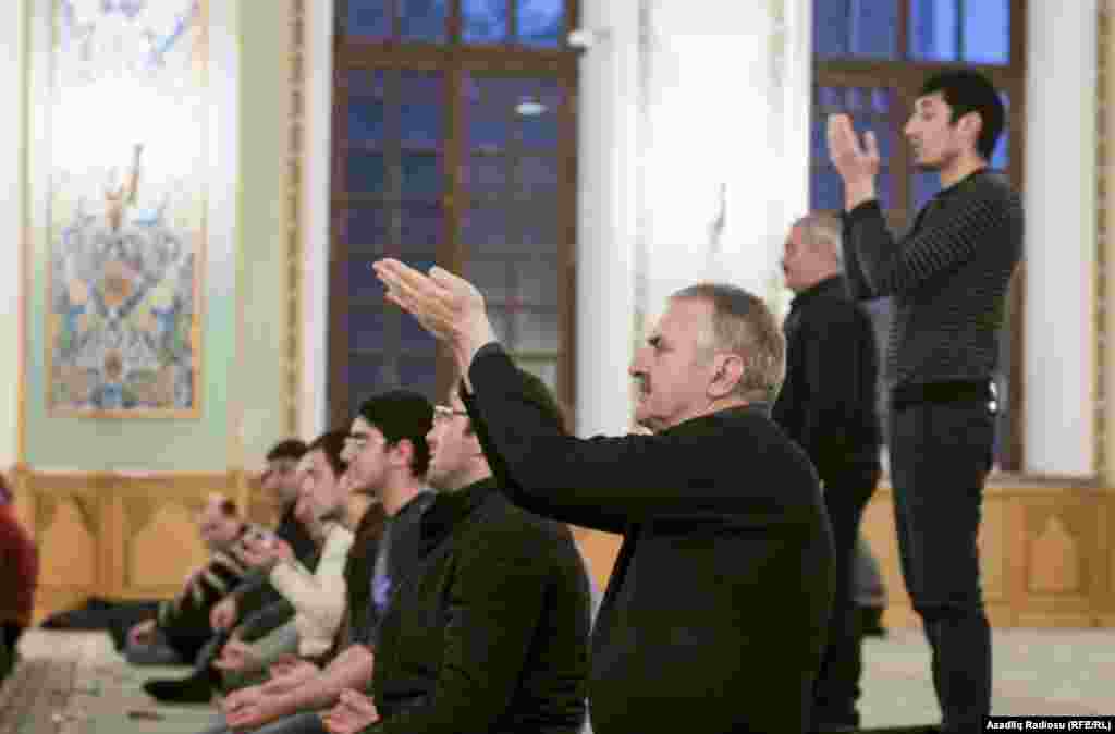 Məscidin İmamı: "Bura gələnlər Allaha ibadətə gəlirlər və müsəlmanın inancı arasında fərq olmaz, bölgü olmaz".