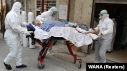 پرستاران بیمارستان مسیح دانشوری تهران در حال انتقال یک بیمار مبتلا به کرونا
