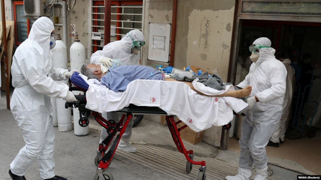 Un pacient cu coronavirus transferat de medici în Iran