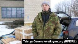 Боец принимает гуманитарную помощь от волонтеров, село Прохоровка