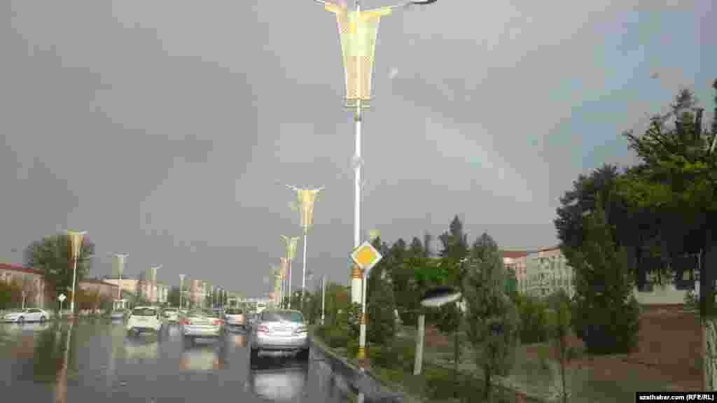 Aşgabadyň köçeleri ýagyşdan soň.