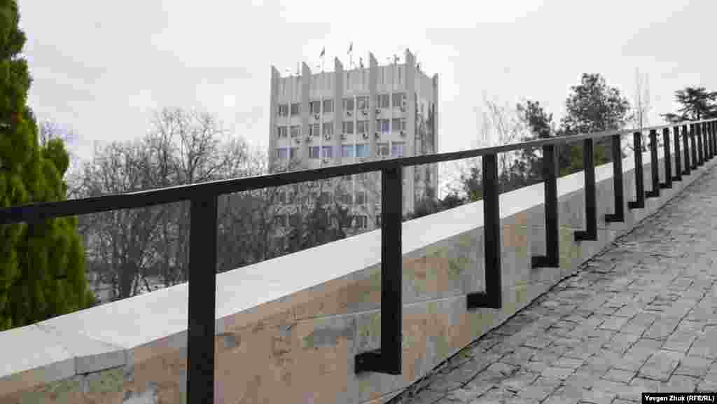 Парапет на підпірній стіні, вид на будівлю російського уряду Севастополя