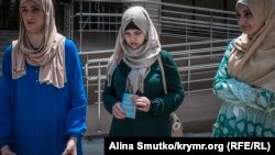 Gülsüm Aliyeva (merkezde) Aqmescitte mahkeme binası ögünde, arhiv fotosureti