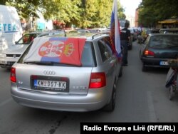 Tablice sa oznakom KM u Mitrovici na jednom od protesta