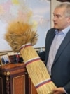 Фермери окупованого Криму переживають кризу через неможливість вивезти зерно чи продати за адекватною ціною. На фото: російський очільник Криму Аксьонов зі снопом пшениці