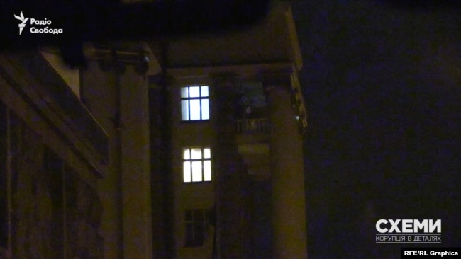 Журналісти помітили, що в кабінеті Гончарука в Кабміні горіло світло Журналісти помітили, що в кабінеті Гончарука в Кабміні горіло світло