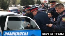 Полиция задерживает Кайрата Султанбека. Шымкент, 22 марта 2019 года. 