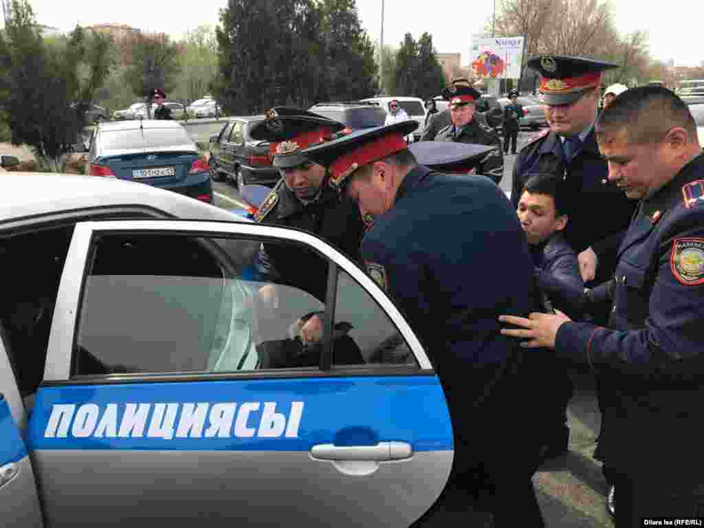 22 марта полиция также задержала четырех граждан возле дендропарка в Шымкенте.&nbsp; &nbsp;