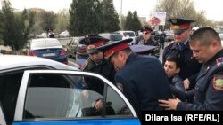 Шымкентте Наурыз мерекесіне келген адамды полиция күшпен алып кетіп жатыр. Шымкент, 22наурыз 2019 жыл.