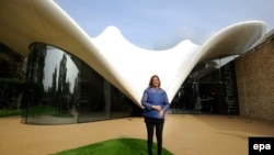 Zaha Hadid ispred galerije "Serpentine Sackler"